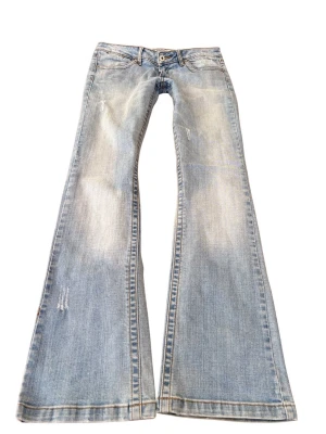 Ljusblå lågmidjade  utsvängda jeans - Midjemått rakt över: 38 cm Innebenslängd: 84 cm💓