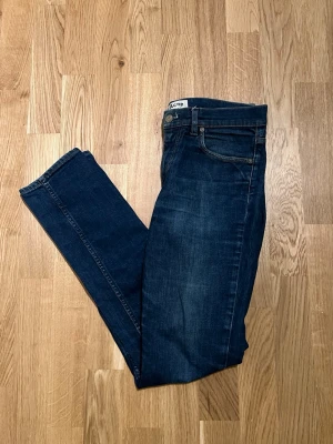 Acne Studio Jeans - Stilrena Acne Studio jeans i storlek 31/32. Klassisk mörkblå färg som funkar till alla tillfällen.  Jeansen är nyskick, inga skador/slitage. Modellen är Ace Raw Gothic som är slim/skinny. Hör av dig vid intresse/frågor. PRIS KAN DISKUTERAS!