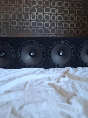 Bass Habit Play SPL84, raggarplanka med 8" midbasar - 2x2 Ohm impedans 4 stycken 8" midbasar 2 SPL-diskanter 380W RMS/ 760W RMS Frekvensomfång 80 - 20.000 Hz 97 dB Känslighet Portad konstruktion Dimensioner: 1080x236x216 mm