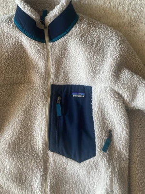 Patagonia fleece  - Sjukt najs Patagonia fleece. Inga som helst tecken på användning, grymt skick. Nypris 2800kr, säljer för endast 1200kr. Storlek M. 