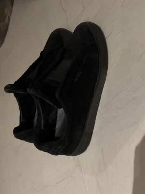 Svarta arigatos - Säljer svarta arigatos i storlek 42 säljer dem pågrund av att dem va för stora på mig och det inte gick att lämna tillbaka dem.