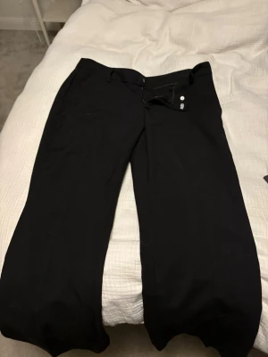 Kostym byxor från Gina jättefina och bra slick - Super fina kostymbyxor från Gina i dam storlek M passar super bra anledning är att de är tyvärr försmå eller de går på om man trycker på de men köper istället nya använde mycket 2025 men sen slutade jag och de har bara varit i min garderob original pris är 400kr och säljer för 279kr