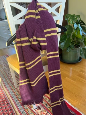 HARRY POTTER GRYFFINDOR HALSDUK - 100% äkta från universal i LA. Perfekt till nästa gång du ska på maskerad eller ge bort till barn i present 