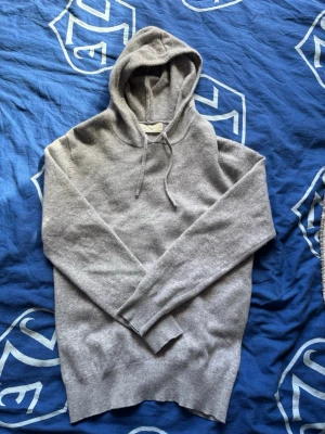 Hoodie - Säljer en grå kashmier tröja i storleken xs hör av er vid fundering 