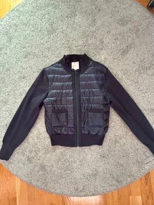 Gina Young jacka - Gina young’s koftjack i storlek 158/164. Använt den ett fåtal par gånger bara. Skriv om du har några frågor 💕