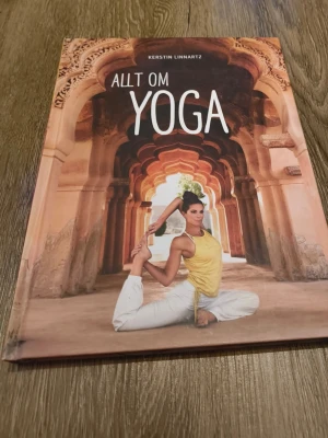 Allt om Yoga av Kerstin Linnartz - En inspirerande bok om yoga. Perfekt för dig som vill lära dig mer om yoga och dess filosofi.