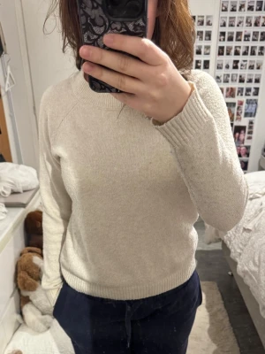 Beige stickad tröja - Säljer en mysig beige stickad tröja från vero Moda i storlek S. Passar perfekt till sena sommarkvällar!💕