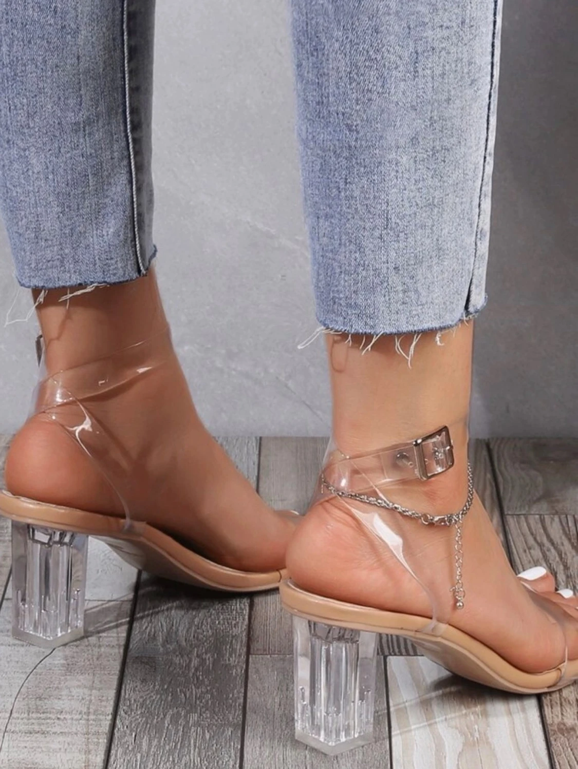 Klara sandaler med transparent klack - 1