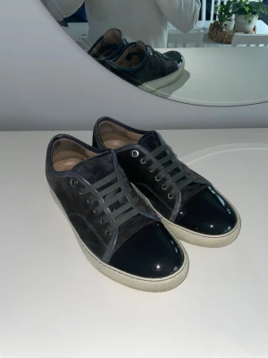 Lanvin skor - Lanvin skor i färgen grå/svart me mörkgröna snören har en unik design och väldigt stilrena. Storlek 6 (ca 41) Äkta.