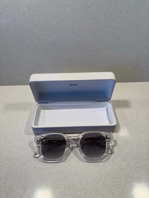 Solglasögon CHIMI 04 Clear - Säljer ett par CHIMI 04 solglasögon med transparent färg (CLEAR). Mycket bra skick, inga defekter. Putsduk + box ingår. Hör av dig vid fråga eller fundering!