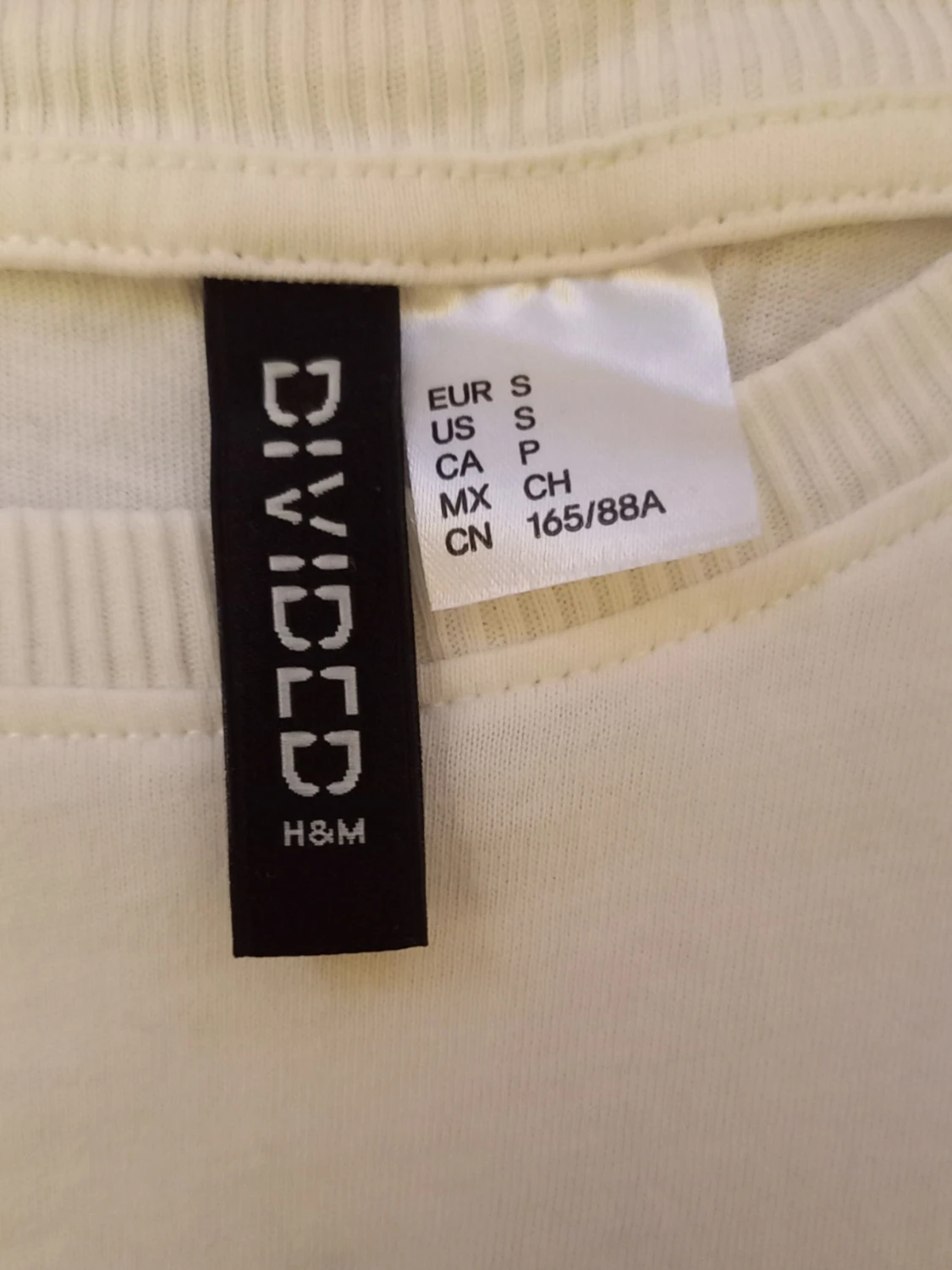 Vit croppad t-shirt med blått tryck - 2