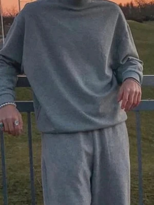 Turtle Neck Sweater - Längd från nacken: 109cm bredd under armhålan: 60cm