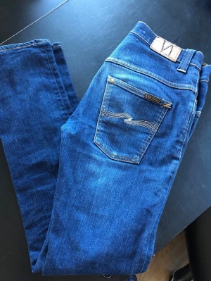 Nudie Jeans 32/34 - Säljer ett par riktigt snygga Nudies. Storleken på jeansen är 32/34. Passar XS/S/M. Perfekta till vardagslooken och passar till det mesta. Säljs för 349kr pga att jag inte får användning av dem och nypris är 1600-2000kr! ☺️