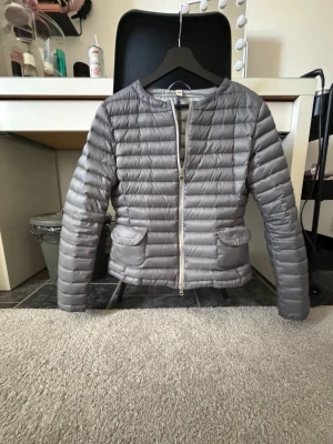 Grå colmar jacka - Använd fåtal gånger. Säljer pga inte kommer till användning. Slapp bortklippt men skulle säga att de är en S. Pris går att diskutera!!💓