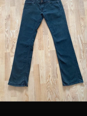 Vintage utsvängda lågmidjade jeans  - Så fina fornarnia jeans .i 30 Passar xs-s beroende på önskad passform.Det är jätte lågmidjade.innerbenslängden är ca 80cm.har en liten defekt på bakre benet men syns knappt!🥰