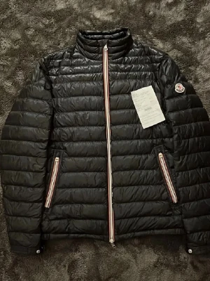 Moncler jacka - Nästan helt ny Moncler Daniel jacka i storlek 4 motsvarar M-L skulle jag säga, kvitto finns kvar. Inga defekter eller liknande. Nypris 10 000kr - 12 000kr mitt pris 3999kr. Hör av er vid frågor. Mvh trend closet 🙌