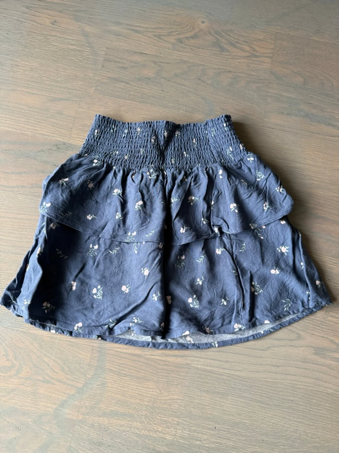 Mörkblå blommig omlottkjol