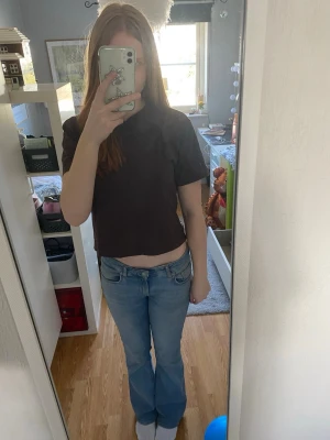 Brun boxy t-shirt från Gina Tricot - Säljer en brun croppad  och boxy t-shirt från Gina Tricot, basics-kollektionen. T-shirten har en enkel, clean design som passar perfekt till jeans eller kjol. Tillverkad i mjuk bomull för skön känsla hela dagen. Den är för liten för mig så det är därför jag säljer 💕