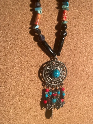 Handgjort smycke med drömfångare berlock  - Handgjort av mig med återbrukade pärlor. 