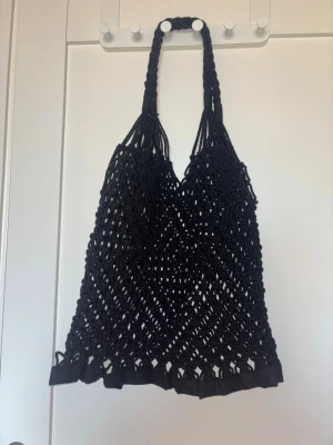 Svart strandväska med flätat handtag  - Svart makraméväska/strandväska med flätat handtag