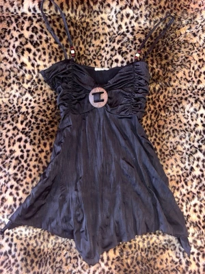 Vintage topp - Jättesöt vintage svart topp med fina detaljer!! Har tecken på användning men är i bra skick