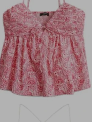 Rosa blommig linnetopp med spets - Söt rosa linnetopp med blommigt mönster och tunna axelband. Toppen har v-ringning och fina spetsdetaljer, perfekt för varma dagar. Lätt och luftig modell som ger en romantisk vibe.