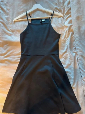 Klänning - Svart söt klänning från hm i storlek 34/xs. Den ser ut som ny. 