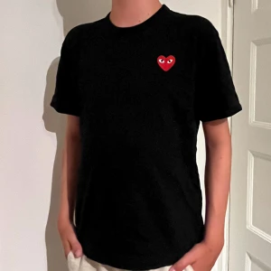 Commes des garçons T-shirt - Snygg svart CDG T SHIRT . Fint skick. Helt ny 