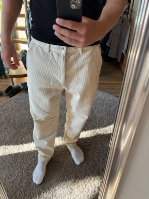 Vita manchesterbyxor ZARA - Säljer ett par vita manchesterbyxor, otroligt bekväma och stilrena nu till vår och sommar. Aldrig använda. Storlek 46 - som referens är jag 180cm och 87kg. 