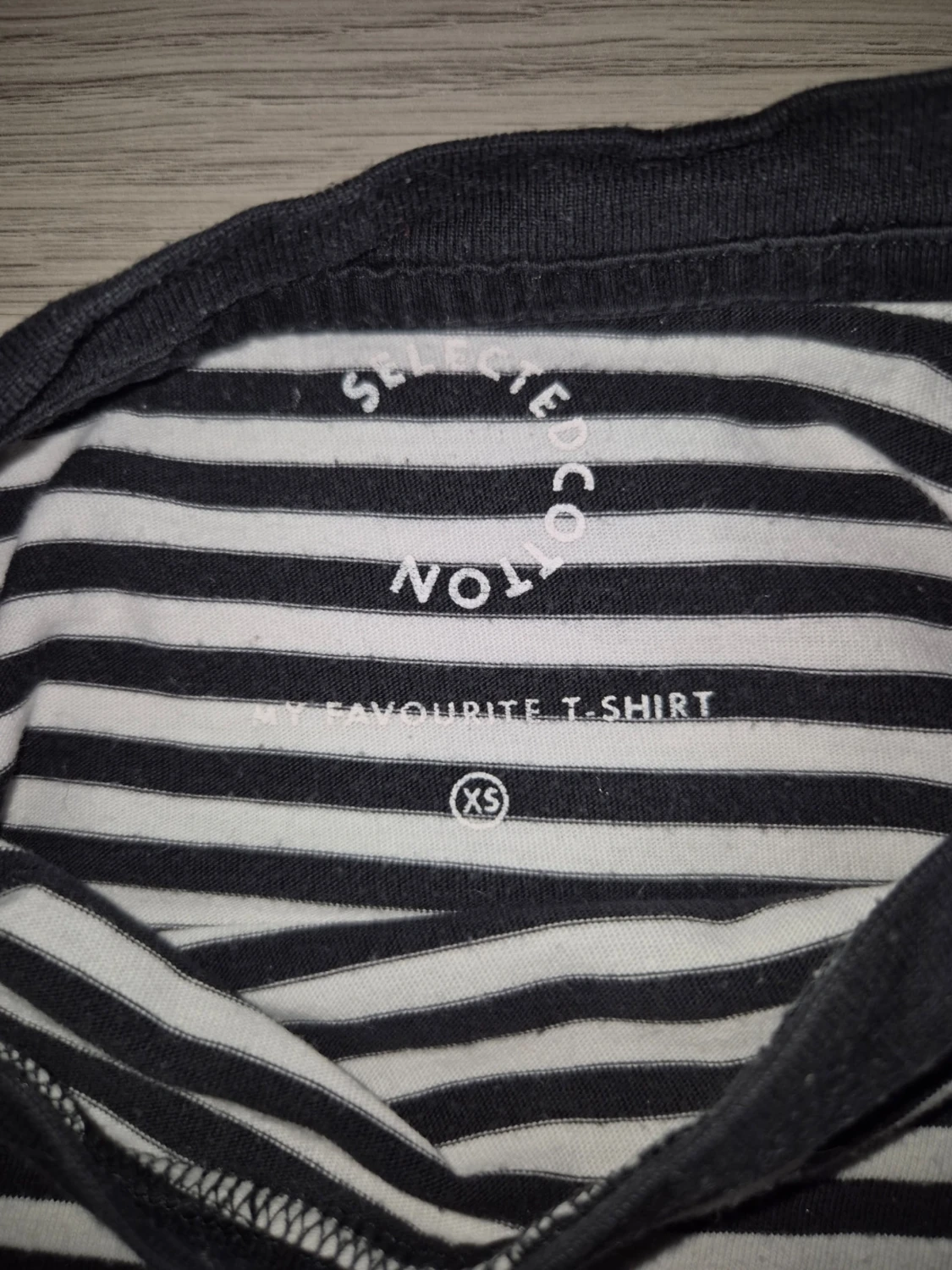 Randig svartvit t-shirt - 2