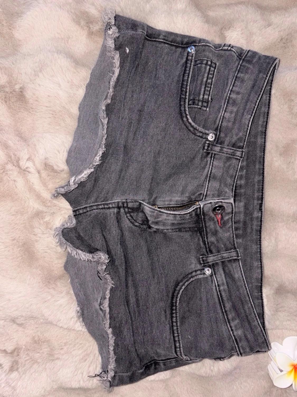Grå jeansshorts med råa kanter