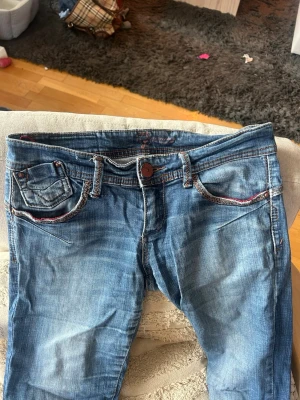 2000 lågmidajde jeans  - Super lågmidajde jeans från stradivarius. Passar xs-s. Kan diskutera pris 🩷