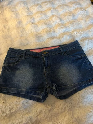 Blå jeansshorts  - Snygga blå jeansshorts ifrån dennim co! Storlek 40, men sitter som en M/L skulle jag säga. I modellen är de ganska korta och lågmidjade. Jätte fina detaljer på fickorna💕💕