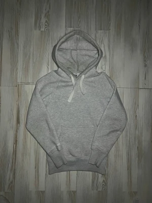 grå Russemerch hoodie - säljer min gråa russemerch hoodie i fint skick😇 Små defekter som nopprig och smink vid kragen men inget som syns vid användning🤩 48cm bredd 64cm längd. Nypris: 479kr Mitt pris 449kr. hör av er vid funderingar samt snabbaffär🙌🏻