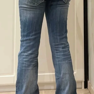 Blå bootcut jeans från Miss Me - Snygga blå bootcut jeans från Miss me Säljer för dom kom inte till användning, köpte på plick , inte mina bilder så skriv om ni vill ha egna bilder eller fler bilder. Jeansen e lågmidjade 