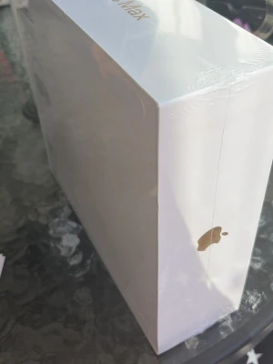 Apple AirPods Max over-ear hörlurar - Snygga over-ear hörlurar från Apple i silver/vit färg. AirPods Max har en stilren design med metallbyglar och mjuka öronkuddar i mesh-tyg för extra komfort. Perfekta för dig som vill ha grymt ljud och modern look.