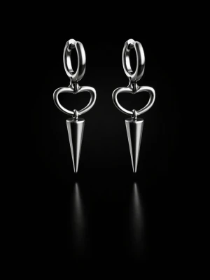 Silvriga örhängen med hjärta och kon - Snygga örhängen i silverfärgad metall med ring, hjärtformad detalj och hängande kon. Modern och edgy design som sticker ut. Perfekta för dig som gillar statement-smycken och vill addera en cool touch till din stil.