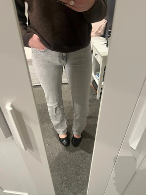 Mid wide jeans 950 - Jättesnygga jeans ifrån BikBok i en ljusgrå färg, större W28 L34. Medellåg midja!