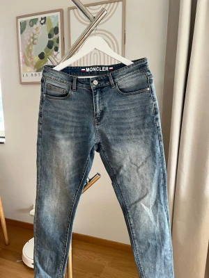 Moncler Jeans - Moncler Jeans. Skicka 7/10. Inga skador men är använda. Storlek M, vilket motsvara cirka W30/L30. EJ ORGINAL!