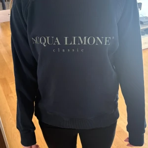 Mörkblå sweatshirt från Acqua Limone - Mörkblå tröja från Acqua Limone. Nypris ca 1000 kr. 