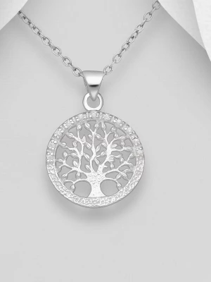 Silverhalsband med livets träd-hänge - Snyggt halsband i silverfärg med ett runt hänge som föreställer livets träd. Hänget har fina detaljer och en glittrande kant som ger extra stil. Perfekt accessoar för dig som gillar naturinspirerade smycken och vill ha något unikt runt halsen.