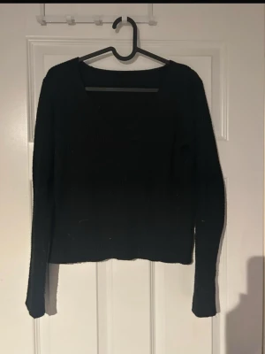 Svart stickad tröja - Stilren svart stickad tröja med v-ringad hals och långa ärmar. passar perfekt till höga jeans eller kjol. Mjuk, bekväm och perfekt för kyligare dagar. Ett enkelt men snyggt basplagg i garderoben!(ifrån shein) 
