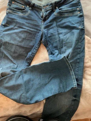 Blå jeans från LTB  - Säljer ett par klassiska blå jeans från LTB med raka ben/bootcut. Har använt de ca 5 gånger men de har inga defekter. Perfekta i längden för mig som är 173