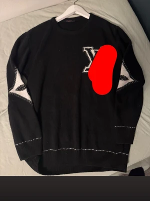 Svart tröja - Jätte vacker svart tröja med ett vackert fit, fixar verkligen en outfit men tyvärr var den för stor för mig men älskar den ändå.