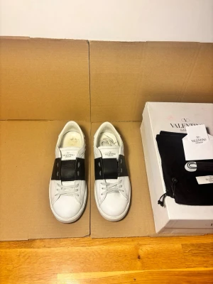 Valentino Open Sneaker Black 40 - Storlek 40 (Passar även 40.5-41), nypris ~7000kr, 100% äkta