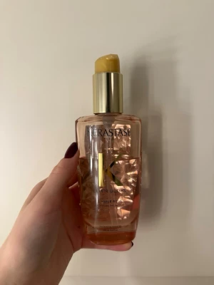 Kérastase Elixir Ultime L'Huile Rose Hair Oil 100 ml - Jätteomtyckt hårolja från Kérastase som har utgått ur sortimentet både online och i butiker. Flaskan räcker hur länge som helst😊Har använt den en del men jättemycket är kvar. Nypris är ca 800kr.