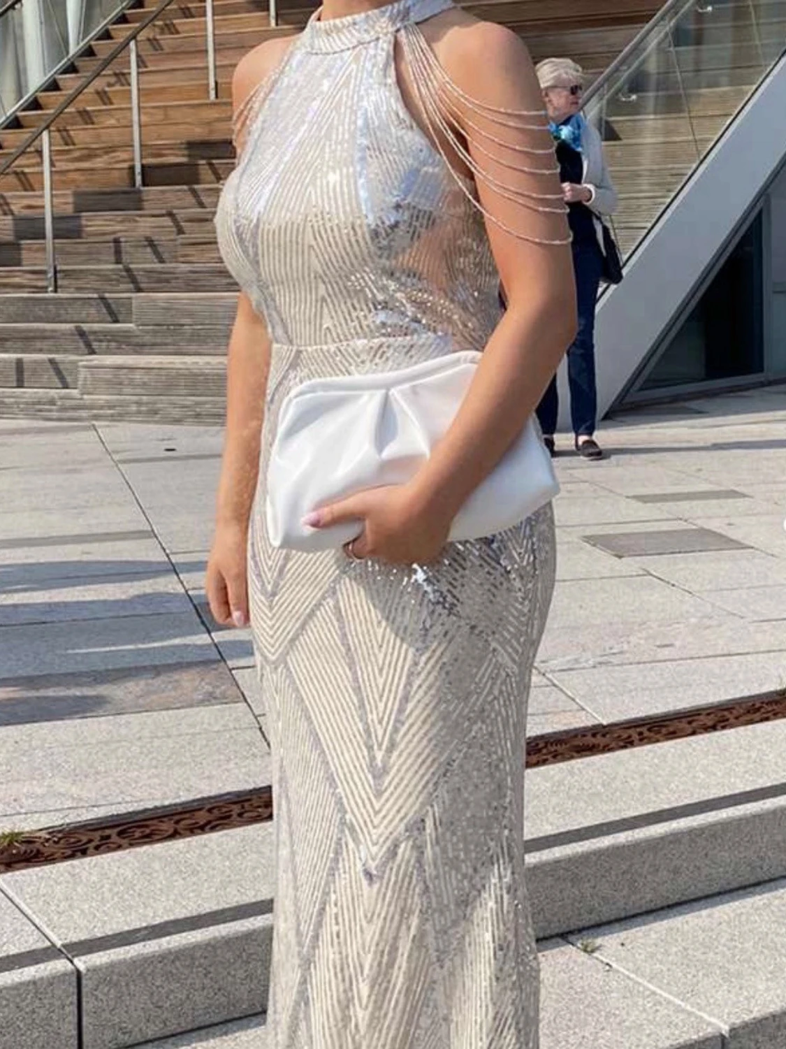 Glittrig långklänning med pärldetaljer - 1