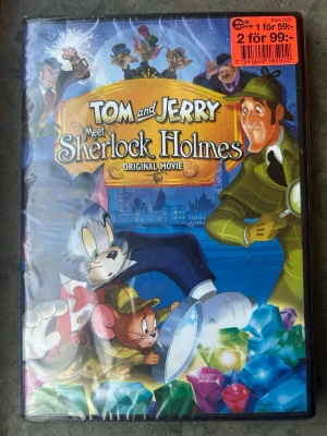 INPLASTAD Tom & Jerry meet Sherlock Holmes dvd - HELT NY & INPLASTAD!! Tom and Jerry Meet Sherlock Holmes är en animerad film från 2006. Filmen är dubbad till svenska och har en speltid på 47 minuter. Den är i formatet 1.78:1 widescreen och har ljudspår i Dolby Digital 5.1. Filmen innehåller även extramaterial som "Tom och Jerry: Rita Tom och Jerry" och "Enkelt ritade instruktioner från en professionell illustratör".  Finns på språk: Svenska, Engelska, Rumänska, Spanska 