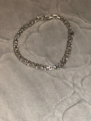 Silver kedja - Denna kedja fick jag som gåva, däremot passade den inte mig därför väljer jag att sälja den.      Har du frågor är det bara att skicka ett meddelande! 😃