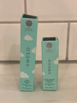 Sweed Cloud Mascara Black 2-pack - Nytt pris att köpa  kostar 600 kr mitt pris 279 för båda Snygg mascara från Sweed i färgen svart. Kommer i två storlekar, en vanlig och en deluxe mini. Förpackningen är ljusblå med vita moln och har en modern, stilren design. Perfekt för dig som vill ha fylliga och definierade fransar.